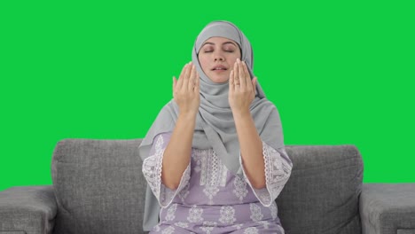 Glückliche-Muslimische-Frau,-Die-Zu-Gott-Betet,-Grüner-Bildschirm