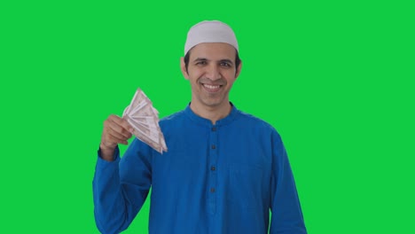 Egoistischer-Muslimischer-Mann,-Der-Geld-Als-Fan-Greenscreen-Nutzt