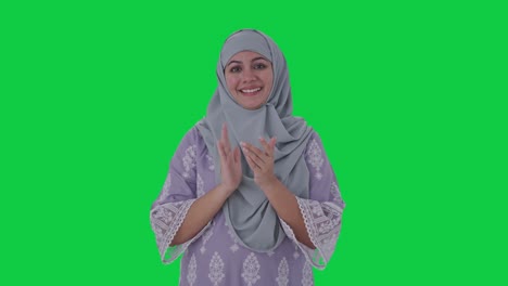 Mujer-Musulmana-Feliz-Aplaudiendo-Y-Apreciando-La-Pantalla-Verde