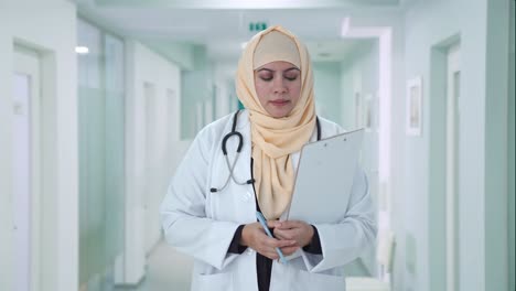 Médico-Musulmán-Escuchando-Al-Paciente