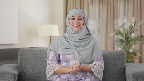 Mujer-Musulmana-Feliz-Hablando-Con-La-Cámara