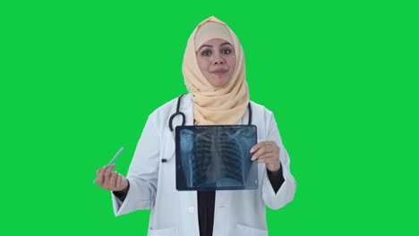Glücklicher-Muslimischer-Arzt,-Der-Den-Röntgenbericht-An-Den-Grünen-Bildschirm-Des-Patienten-überprüft