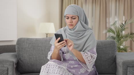 Wütende-Muslimische-Frau,-Die-Ihr-Mobiltelefon-Benutzt
