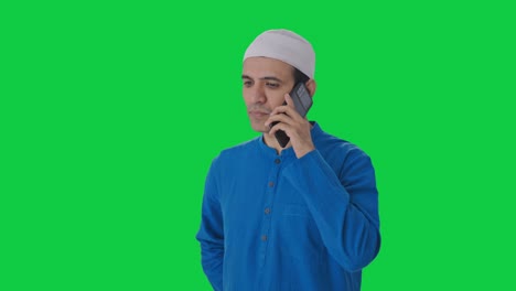 Muslimischer-Mann,-Der-Auf-Dem-Grünen-Bildschirm-Des-Telefons-Spricht