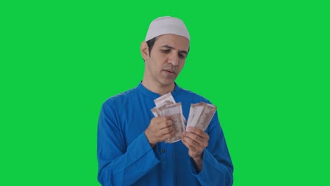 Ernsthafter-Muslimischer-Mann,-Der-Geld-Zählt,-Grüner-Bildschirm