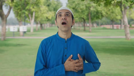Kranker-Muslimischer-Mann,-Der-Im-Park-Einen-Herzinfarkt-Erleidet
