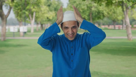 Hombre-Musulmán-Feliz-Preparándose-En-El-Parque