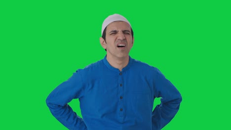 Kranker-Muslimischer-Mann,-Der-Unter-Rückenschmerzen-Leidet,-Grüner-Bildschirm