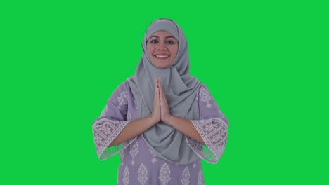 Glückliche-Muslimische-Frau,-Die-Namaste-Auf-Grünem-Bildschirm-Macht