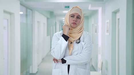 Médico-Musulmán-Confundido-Pensando-Algo