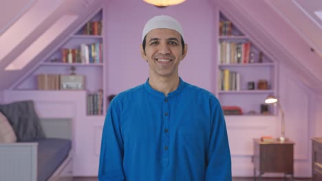Hombre-Musulmán-Feliz-Sonriendo-A-La-Cámara