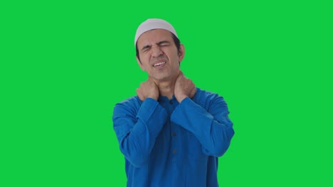 Kranker-Muslimischer-Mann,-Der-Unter-Nackenschmerzen-Leidet,-Grüner-Bildschirm