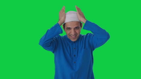 Hombre-Musulmán-Feliz-Preparándose-Pantalla-Verde