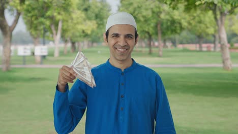 Hombre-Musulmán-Egoísta-Usando-Dinero-Como-Ventilador-En-El-Parque