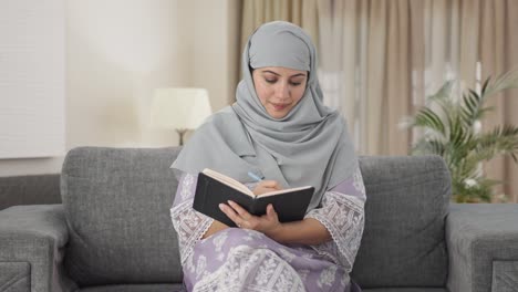 Mujer-Musulmana-Feliz-Escribiendo-Un-Diario
