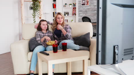 Glückliche-Mutter-Und-Ihre-Kleine-Tochter-Sitzen-Auf-Der-Couch