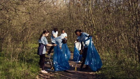 Grupo-De-Voluntarios-Trabajando-Para-Limpiar-El-Bosque-De-Basura