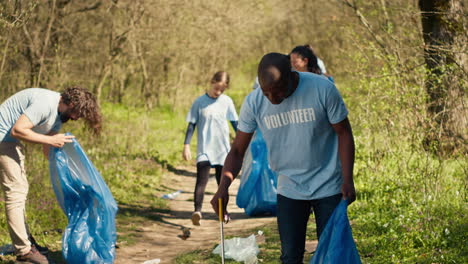 Afroamerikanischer-Freiwilliger-Sammelt-Müll-Und-Plastikmüll-Mit-Einer-Zange