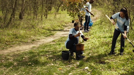 Equipo-De-Activistas-Del-Cambio-Climático-Haciendo-Trabajo-Voluntario-Para-Plantar-árboles.
