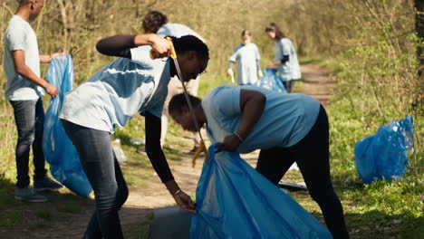 Afroamerikanisches-Freiwilligenteam,-Das-Müll-Vom-Boden-Aufsammelt