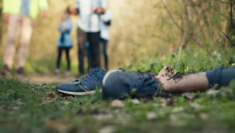 Search-party-team-finding-unrecognizable-barefoot-dead-body-in-the-woods