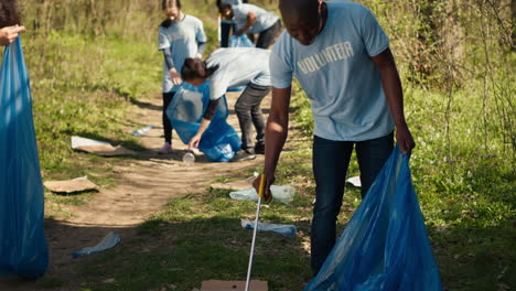 Umweltfreundliche-Aktivisten-Sammeln-Müll-Und-Plastikmüll-Aus-Einem-Waldgebiet