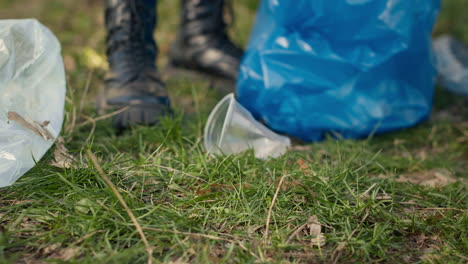 Grupo-De-Voluntarios-Limpiando-El-Bosque-De-Basura-Y-Residuos-Plásticos