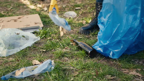 Freiwilliger-Sammelt-Mit-Zangenwerkzeug-Müll-Und-Plastikmüll-Aus-Dem-Wald