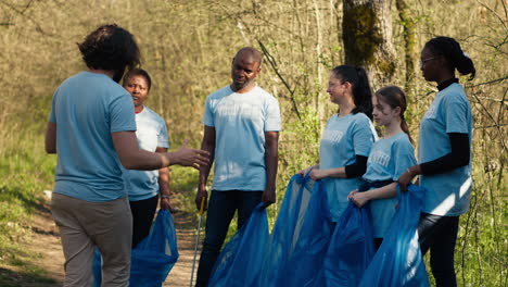 Ein-Team-Von-Aktivisten-Sammelt-Plastikmüll-Ein,-Um-Ihn-Zu-Recyceln-Und-Müll-Zu-Sammeln