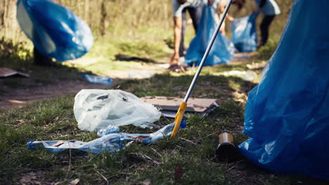 Freiwilliger-Sammelt-Mit-Zangenwerkzeug-Müll-Und-Plastikmüll-Aus-Dem-Wald