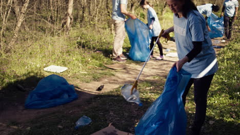 Umweltaktivist-Sammelt-Müll-Mit-Einem-Klauenwerkzeug-Auf-Und-Recycelt