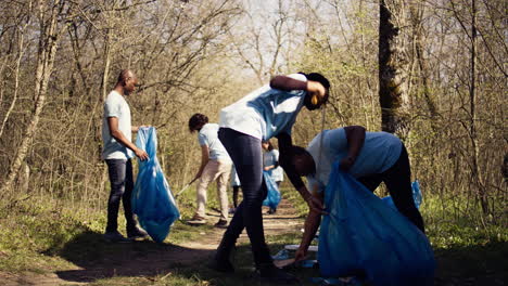 Afroamerikanisches-Freiwilligenteam,-Das-Müll-Vom-Boden-Aufsammelt