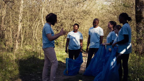 Ein-Team-Von-Aktivisten-Sammelt-Plastikmüll-Ein,-Um-Ihn-Zu-Recyceln-Und-Müll-Zu-Sammeln