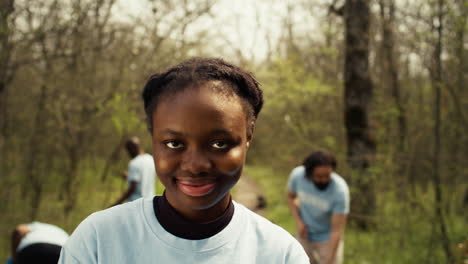 Afroamerikanisches-Mädchen-Präsentiert-Kleinen-Spross-Mit-Bio-Erde