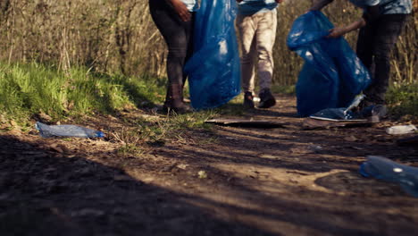 Menschen-Sammeln-Müll-Und-Plastikflaschen-Aus-Dem-Waldgebiet