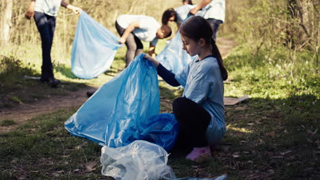 Müdes-Kleines-Mädchen-Sammelt-Müll-Und-Plastikflaschen-Aus-Dem-Wald