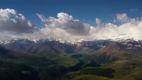 Región-Del-Elbrus.-Volando-Sobre-Una-Meseta-Montañosa.-Hermoso-Paisaje-De-La-Naturaleza.-El-Monte-Elbrus-Es-Visible-Al-Fondo.