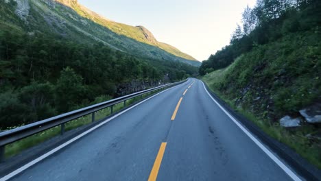 Fahrzeugperspektive-Autofahren-Auf-Einer-Straße-In-Norwegen