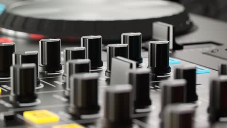 Modernes,-Zeitgenössisches-DJ-Mixer-Set-In-Einer-Endlosschleife.-Professionelle-Elektronische-Clubmusik-Ausrüstung-In-Einer-Discobeleuchtung.-LED-Bildschirm,-Zifferblätter-Und-Plattenspieler-Erzeugen-Grooves-Und-Beats.