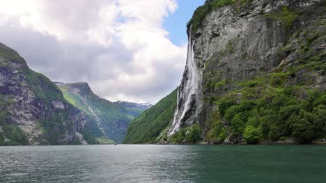 Fiordo-De-Geiranger,-Cascada-Siete-Hermanas.-Hermosa-Naturaleza-Paisaje-Natural-De-Noruega.