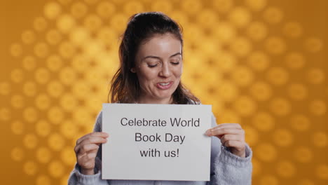 Retrato-De-Una-Mujer-Feliz-Sosteniendo-Un-Cartel-Con-El-Mensaje-Del-Día-Mundial-Del-Libro