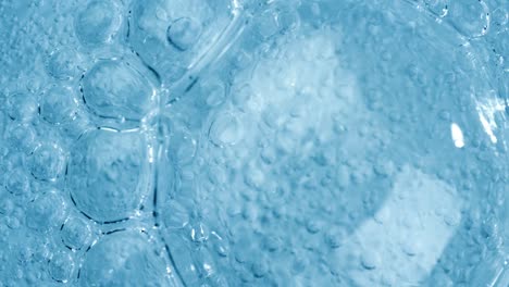 Sauerstoffblasen-Im-Wasser-Auf-Blauem,-Abstraktem-Hintergrund-In-Superzeitlupe.