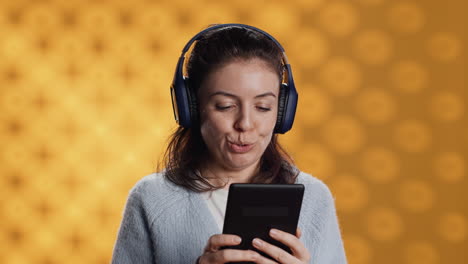 Mujer-Usando-Audífonos,-Practicando-Un-Nuevo-Idioma-Usando-Una-Aplicación-De-Internet