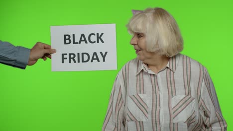 Die-Aufschrift-„Black-Friday“-Erscheint-Neben-Einer-Fröhlichen-Großmutter-Mit-Einkaufstüten