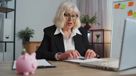 Ältere-Geschäftsfrau-Analysiert-Papierkram-Dokumente-Verliert,-Pech,-Verlust,-Frist,-Problem