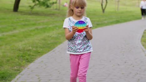 Kinder-Mädchen-Quetschen-Drückt-Bunten-Anti-Stress-Touchscreen-Push-Pop-Es-Beliebtes-Spielzeug-Im-Park