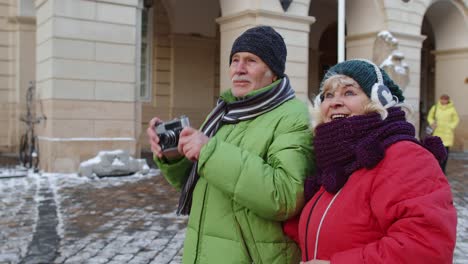 Seniorenpaar-Touristen-Großmutter-Großvater-Fotografiert-Mit-Retro-Kamera-In-Der-Winterstadt