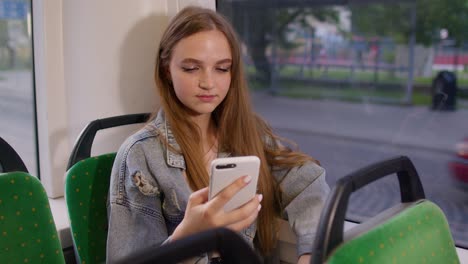 Müde-Bürgerin-Spielt-Mit-Dem-Smartphone,-Chattet,-Schreibt-SMS,-Schläft-Im-öffentlichen-Verkehr-Ein