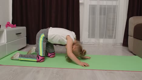 Kind-Trainiert-Gymnastik-Und-Streckt-Die-Schnur-Zu-Hause,-Kinder-Mädchen-Machen-Sportübungen