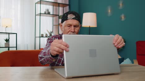 Ältere-Großeltern-Beginnen-Am-Laptop-Zu-Arbeiten,-Senden-Nachrichten,-Tätigen-Online-Einkäufe-Zu-Hause
